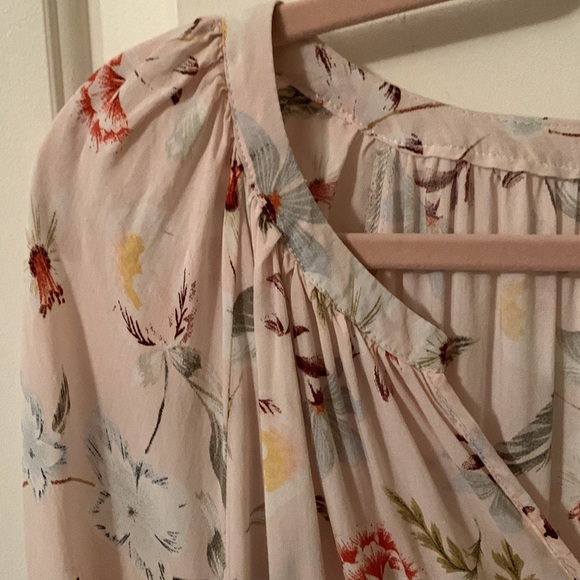 NWOT Lovely pink w/white, red & yellow flowers shirred v-neck collar blouse - Picture 4 of 11